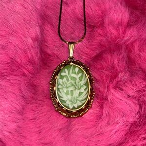 Vintage 1960’s Vanda Gold Plated‎ Solid Perfume Locket Pendant Necklace Gold